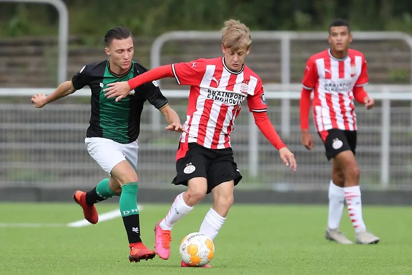 Jeugdspelers in duel om de bal tijdens een wedstrijd